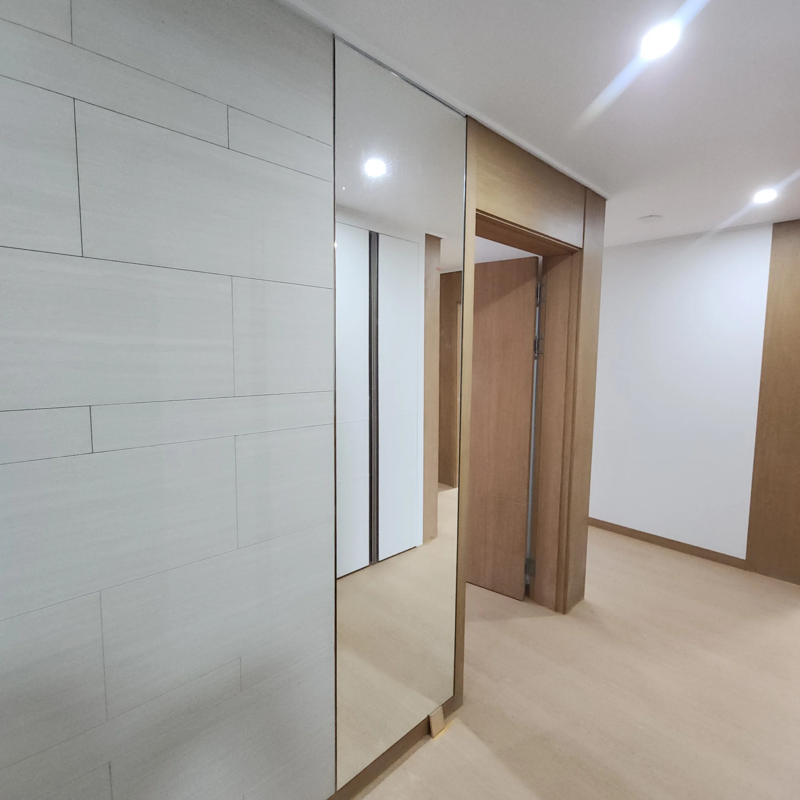 기존 벽면 거울 교체 시공 시공 진행 중