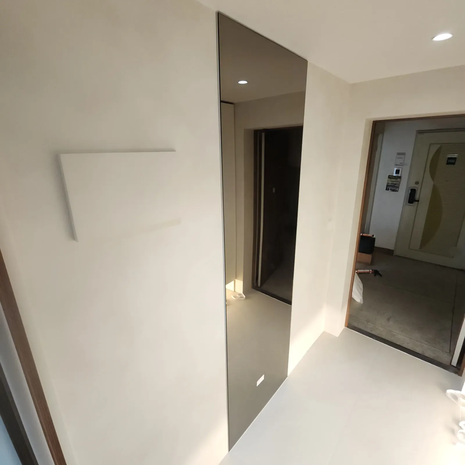 현관 통로 벽면에 세로로 설치한 틴트 거울 완성